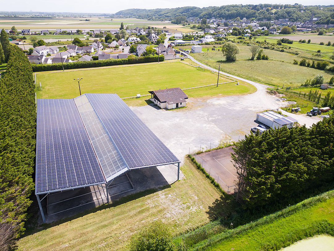 Le boulodrome de Saint-Broladre (35) est couvert de panneaux photovoltaïques. La commune dispose librement de l'équipement dont l'investissement est entièrement porté par BreizhEnergie et sa filiale Bretagne Terre de Soleil © Thomas Crabot